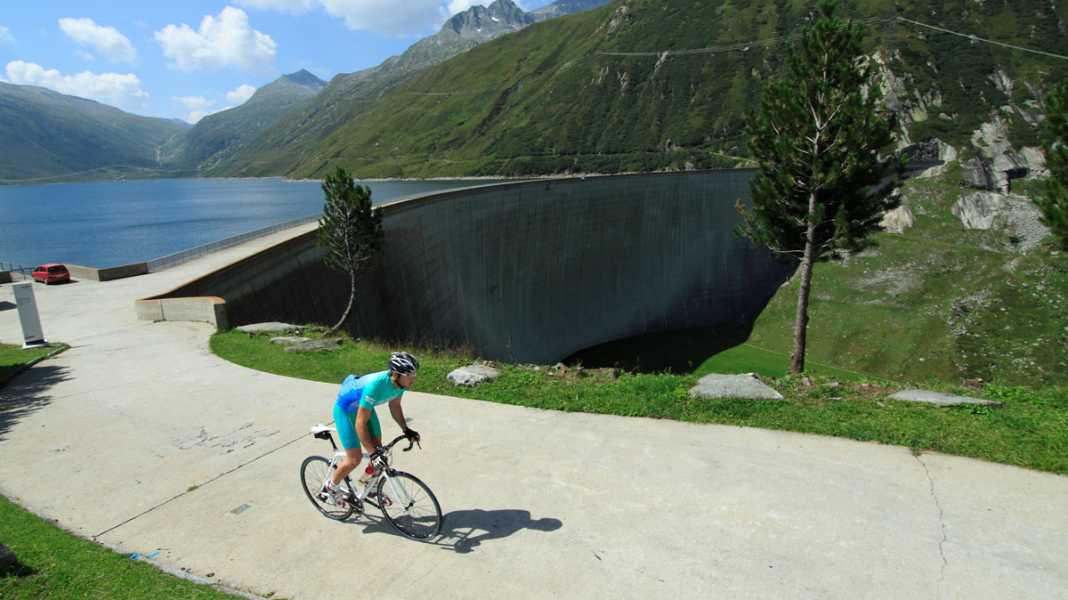 Anstiege der Alpen: Lukmanierpass - Lukmanierpass (Schweiz): Eine der schönsten Routen der Schweiz