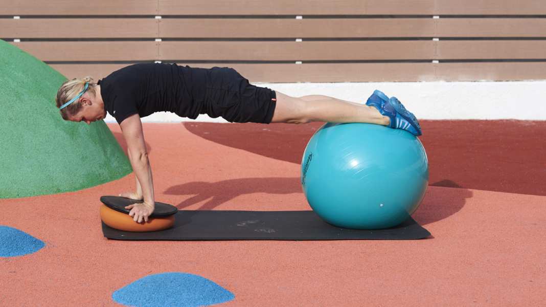 Video: Core-Training mit Canyon-SRAM-Profi Tiffany Cromwell - Tiffany Cromwell zeigt ihre besten Stabi-Übungen