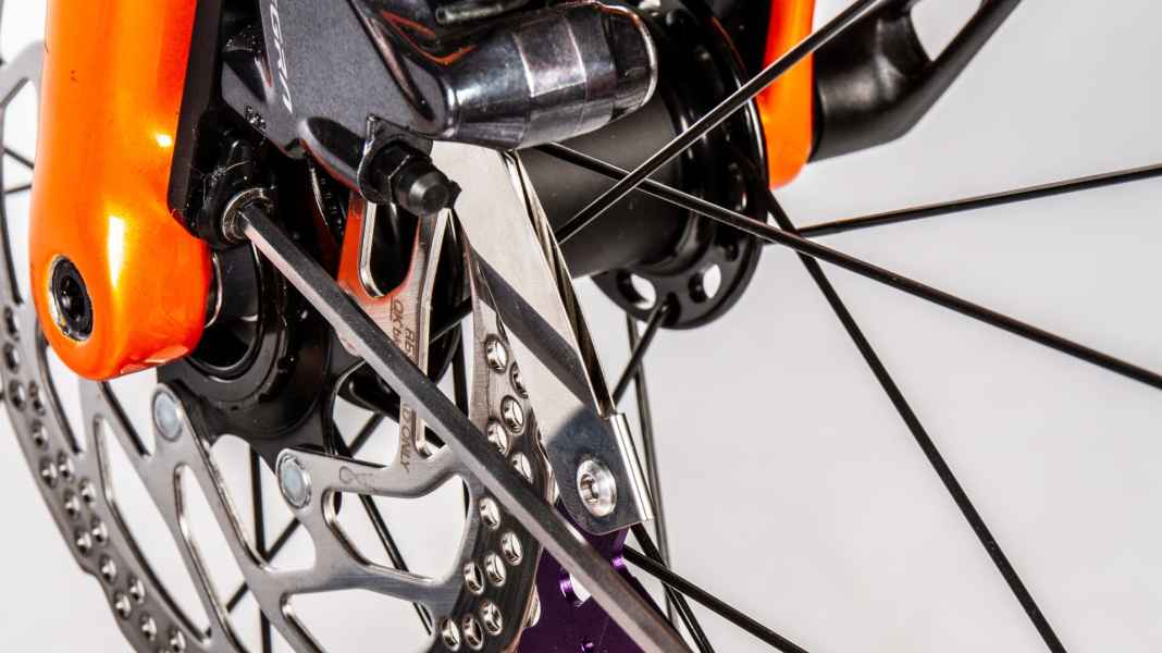 Disc-Bremse schleift: so richten Sie die Bremse am Rennrad richtig aus - Video: Scheibenbremse richtig ausrichten