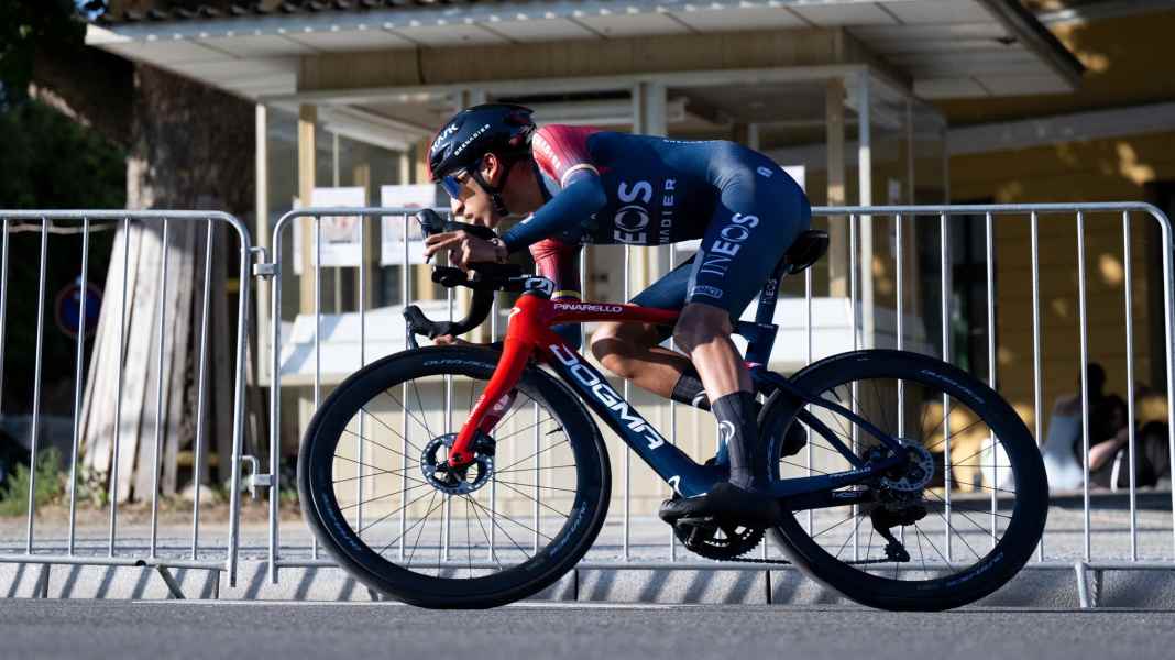 Bernal fährt mit mehreren Metallplatten