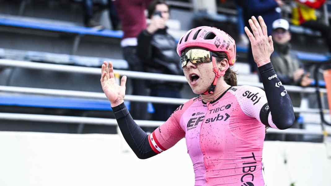 Außenseiterin Alison Jackson gewinnt Paris-Roubaix