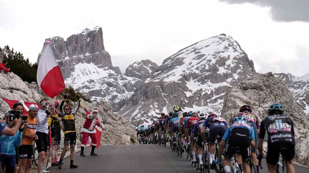 Giro d'Italia 2023: Teamauto bringt Verona zu Fall