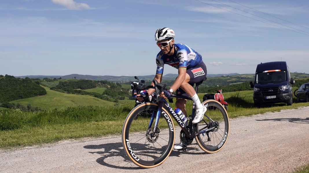 Giro d'Italia 2024: Julian Alaphilippe triumphiert im Alleingang
