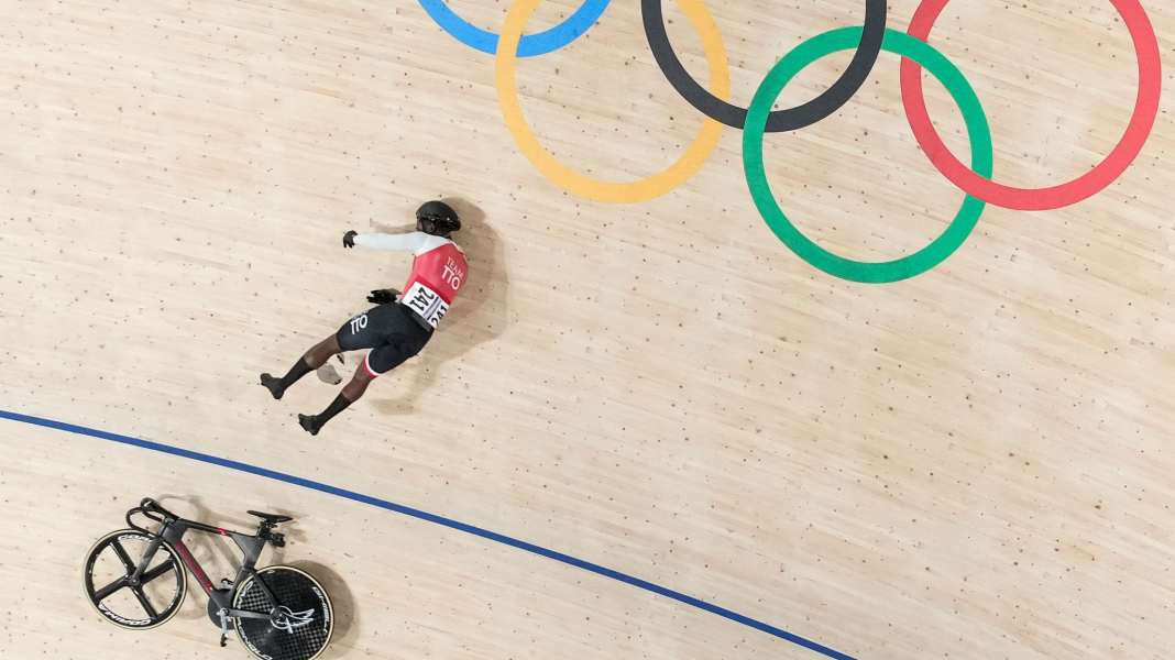 Schock bei Olympia: Bahnradfahrer schwer gestürzt