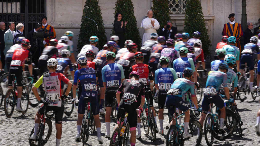 Stopp im Vatikan: Papst Leo XIV. segnet Giro-Peloton