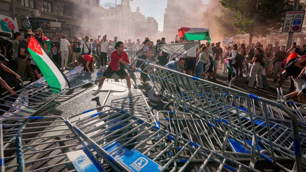 Spanien-Rundfahrt - Siegerehrung auf Kühlbox: Rad-Stars trotzen Vuelta-Abbruch