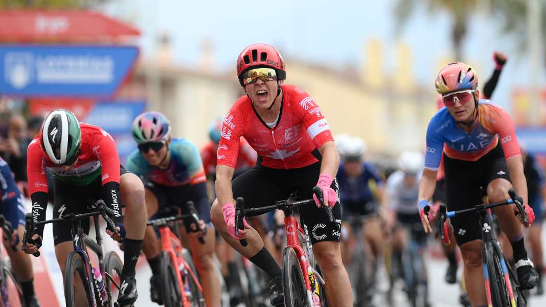 Vuelta Femenina: Sturz-Chaos im Finale! Jackson gewinnt 2. Etappe