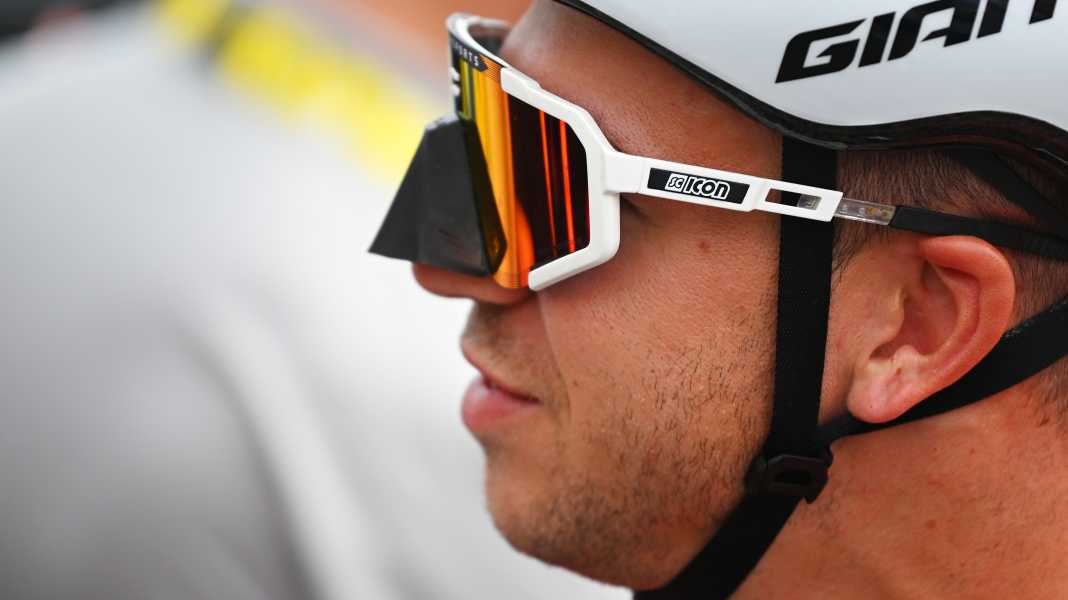 Hingucker: Die “Batman-Brille” von Dylan Groenewegen