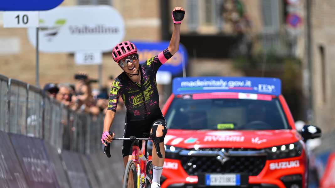 Giro d’Italia Women 2024: Emond gewinnt 4. Etappe - Niedermaier büßt zwei Plätze ein