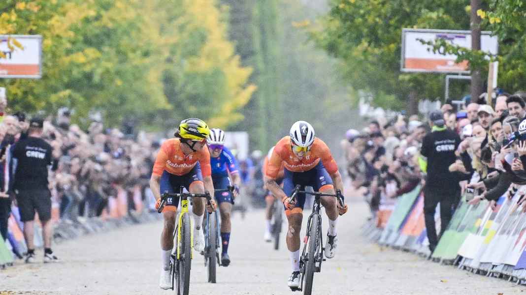 Gravel-WM 2025 - Frauen: Wiebes sprintet ins Regenbogentrikot