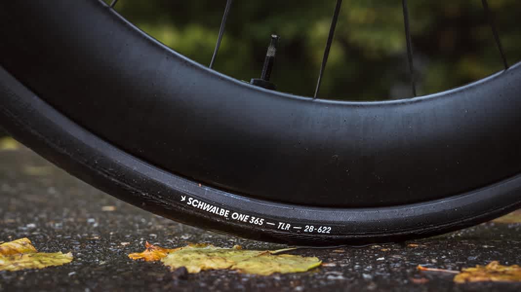 8. Adventskalender-Türchen: Schwalbe ONE 365 Tubeless (11654601) mit Schwalbe Clik Valve Umrüstset