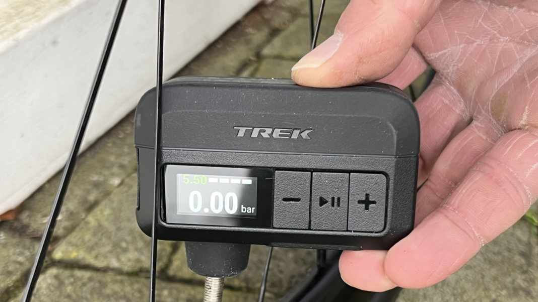 Akku-Minipumpe: Wie konnte man jemals anders Reifen aufpumpen?