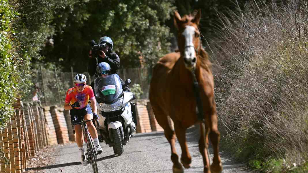 Strade Bianche : Le cheval crée de l'agitation - Vollering remporte la course des femmes