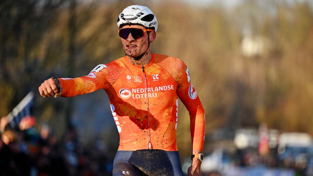 Record : Van der Poel célèbre une victoire historique aux championnats du monde de cyclo-cross 2025