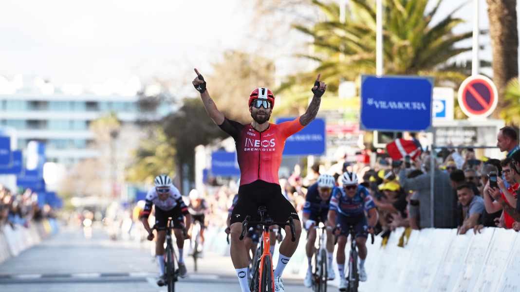 Mega chaos at the Tour of the Algarve: professional cyclists sprint off the finishing straight