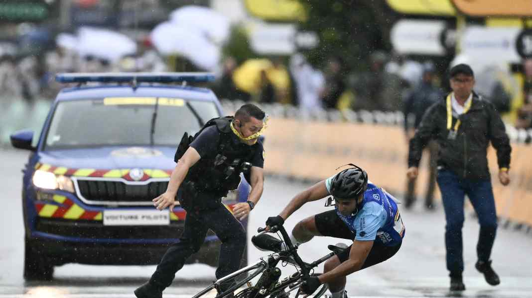 Tour de France 2025: Dangerous incident: security forces stop man