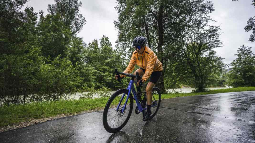 Sommerregen: Wenn Wasser den Asphalt in eine Rutschbahn verwandelt