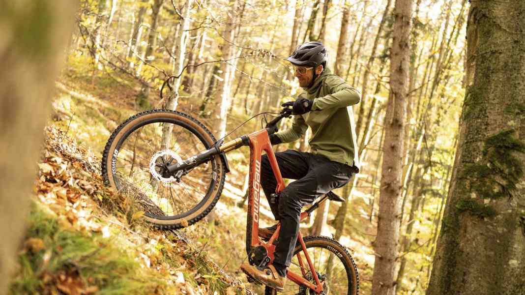 Ausrüstung für wechselhafte Witterung: 13 praktische Teile für Biketouren im Herbst