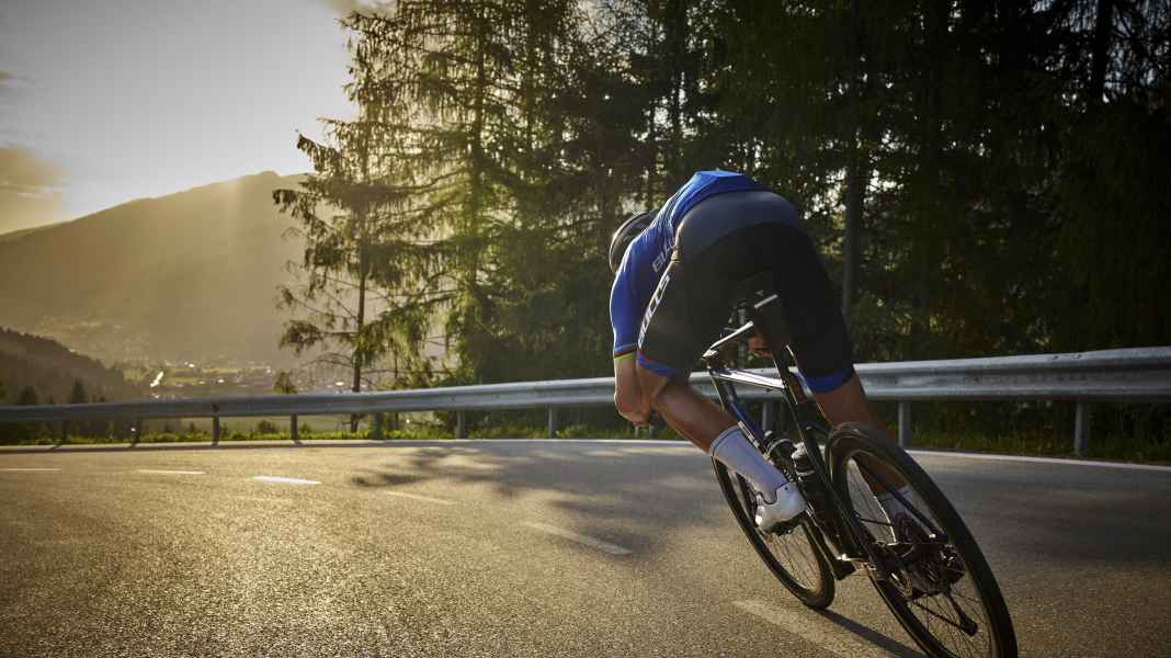Riding downhill on a road bike: Common mistakes & helpful tips