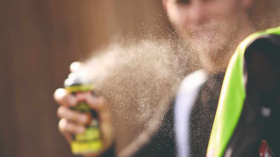 Regenjacken imprägnieren: So bekommst du mit Spray und Wash-in die Fahrradjacke wieder dicht