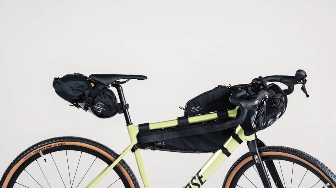 Bikepacking bags in the test: compact set, clever details, sporty price