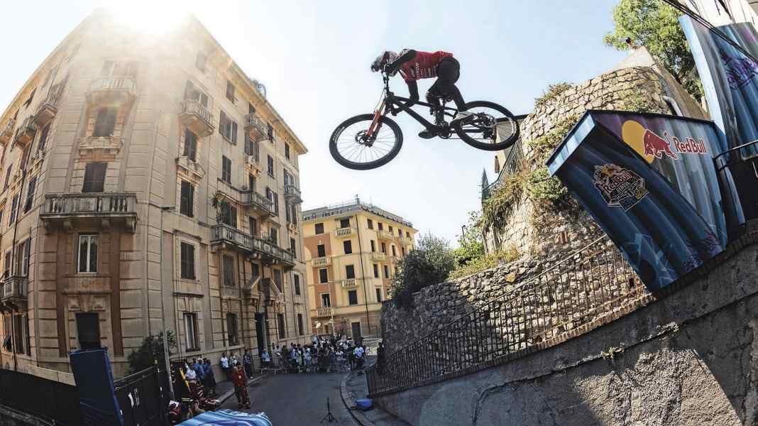Pros and Cons of Cerro Abajo: Downhill cycling in the city – a daft trend or the future of the sport?