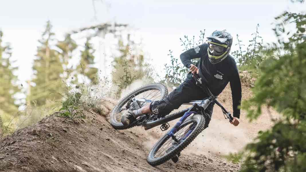 Riding technique for bike arenas: How to safely master all obstacles in the bike park