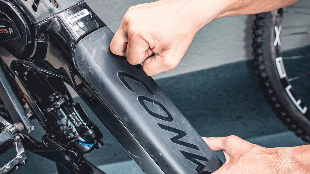 E-bike battery service: How to fix rattling noises in the battery compartment