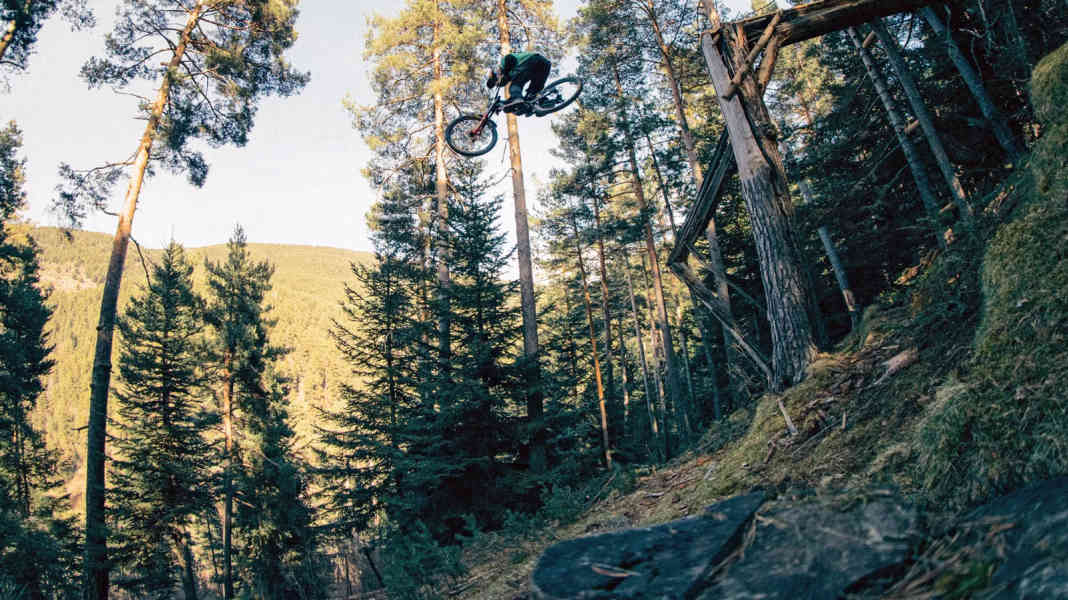 Super stunt for the film Esperanto: Brage Vestavik jumps the log ride drop