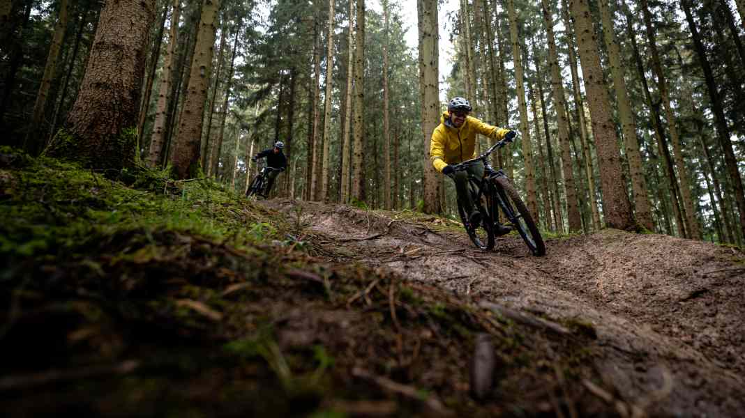 Biking in autumn: MTB clothing from Gore Wear for wet days
