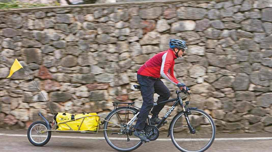 Single-track bike trailers with advantages