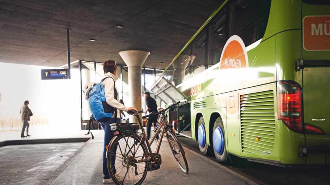 Long-distance buses for cyclists