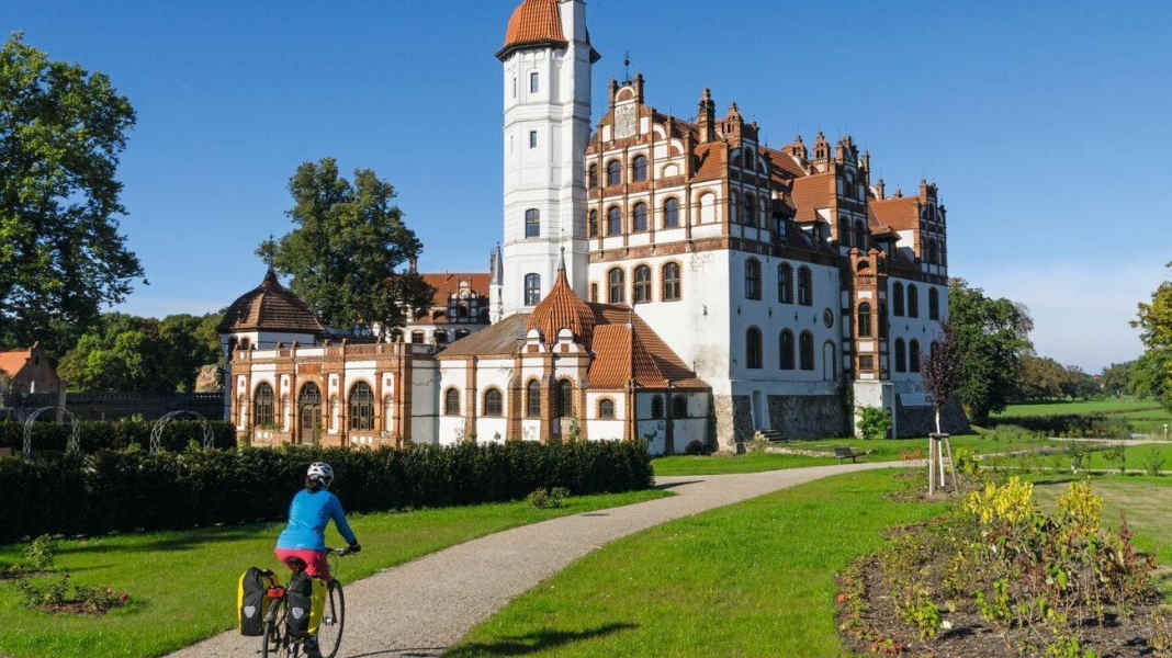 By bike on the castles circular route