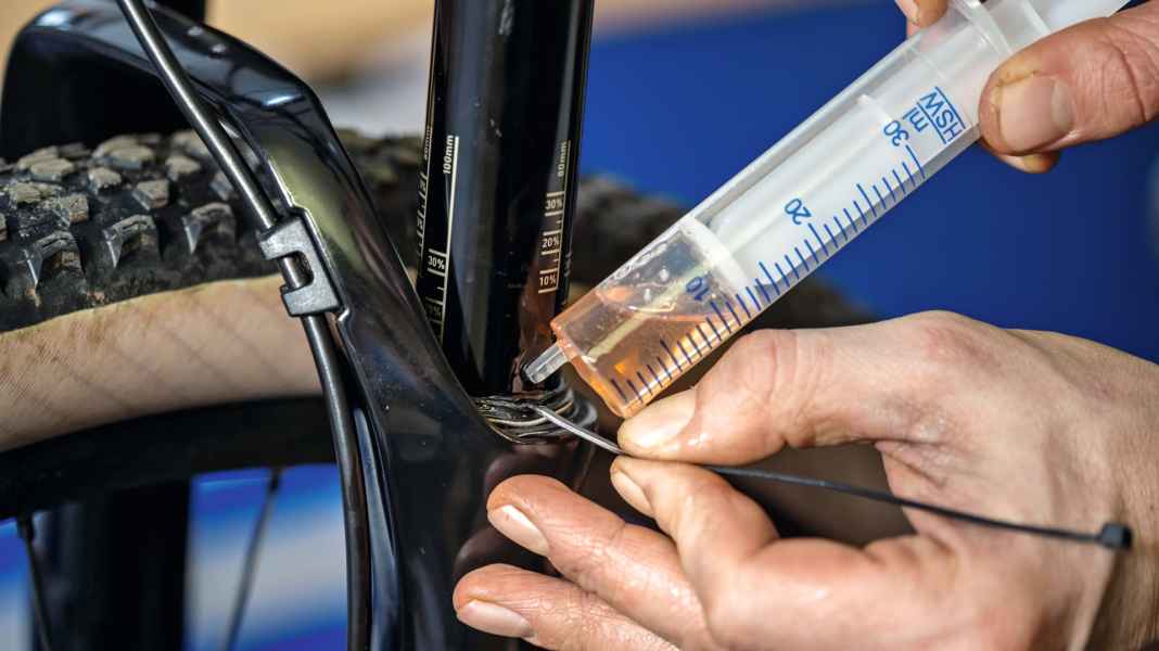 Federgabel-Service zu Hause: Bike-Hacks für die MTB-Gabel