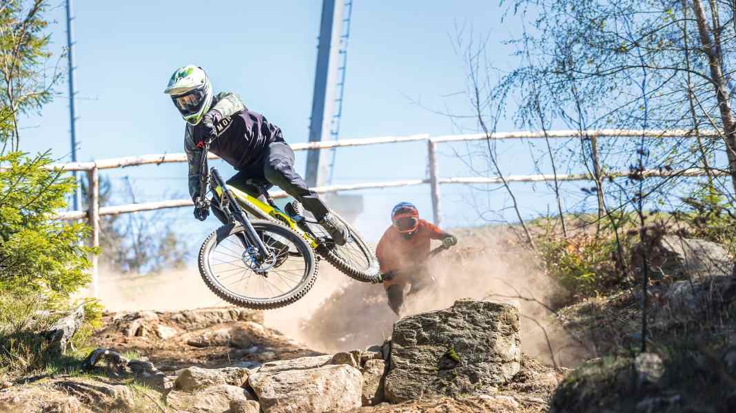 Comparison of 3 downhill bikes from the consignor
