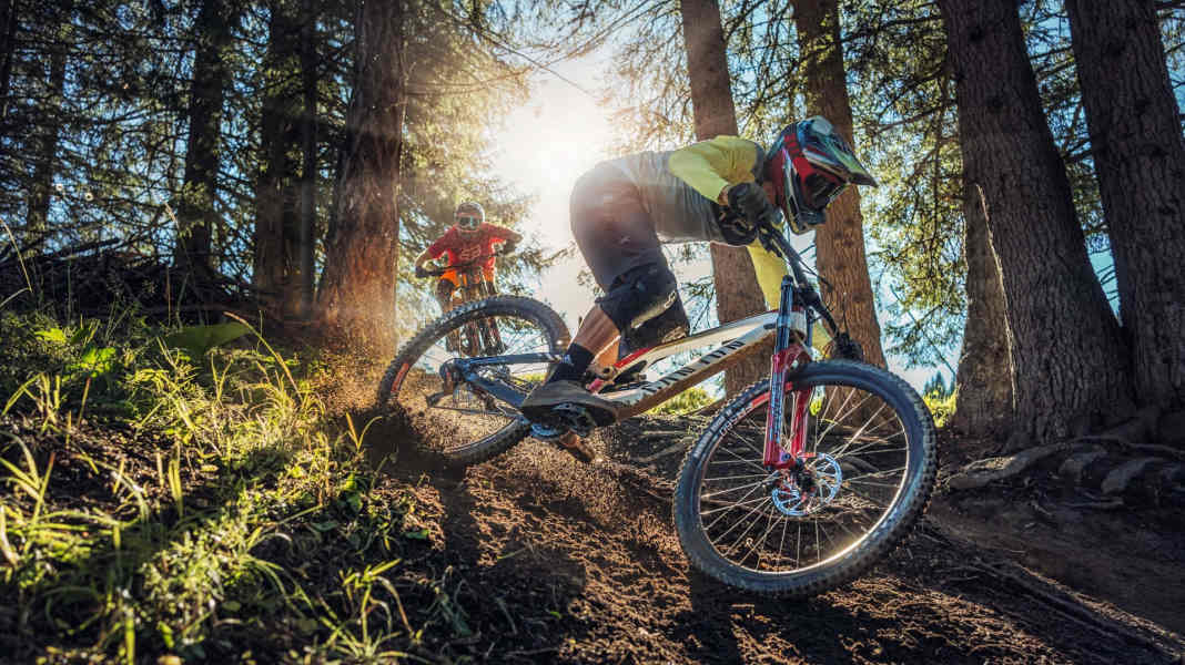 Downhill-Duell: Canyon Sender CFR gegen Pivot Phoenix 29