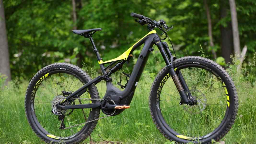 E-classic Turbo Levo in carbon fibre guise