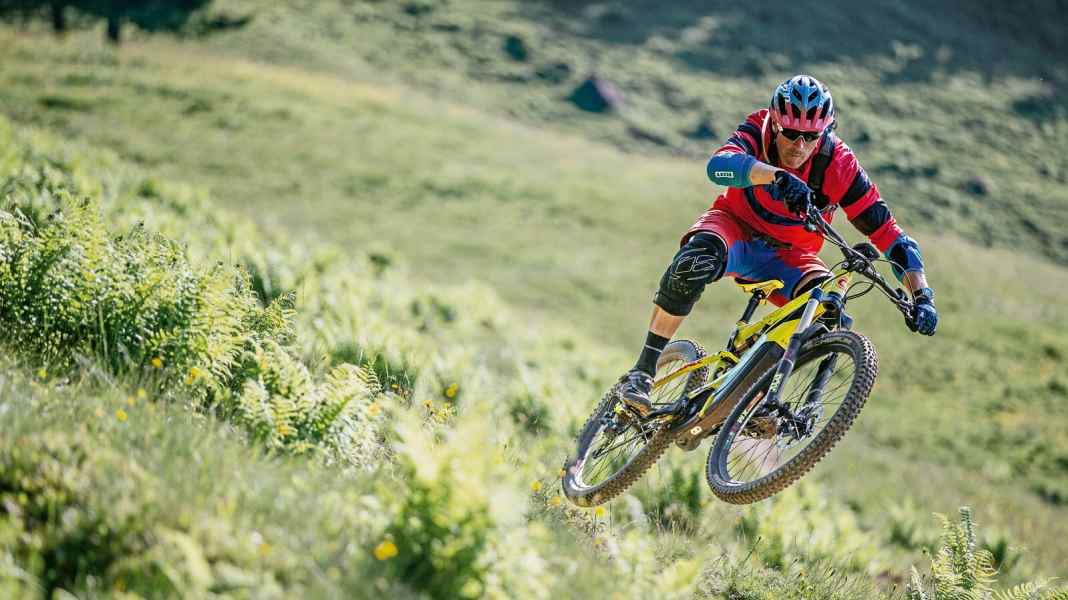 5 EMTB knee protectors in comparison