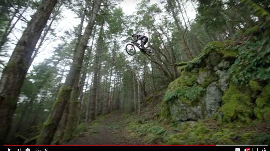 Achtung Action: Jordie Lunn gibt auf seinem E-MTB Gas