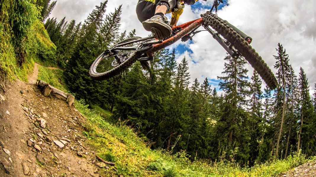 Inexpensive downhiller from Kona in a practical test