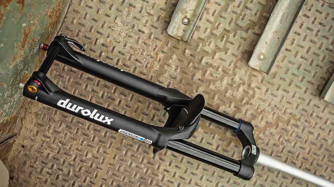 SR Suntour Durolux R2C2 suspension fork in check