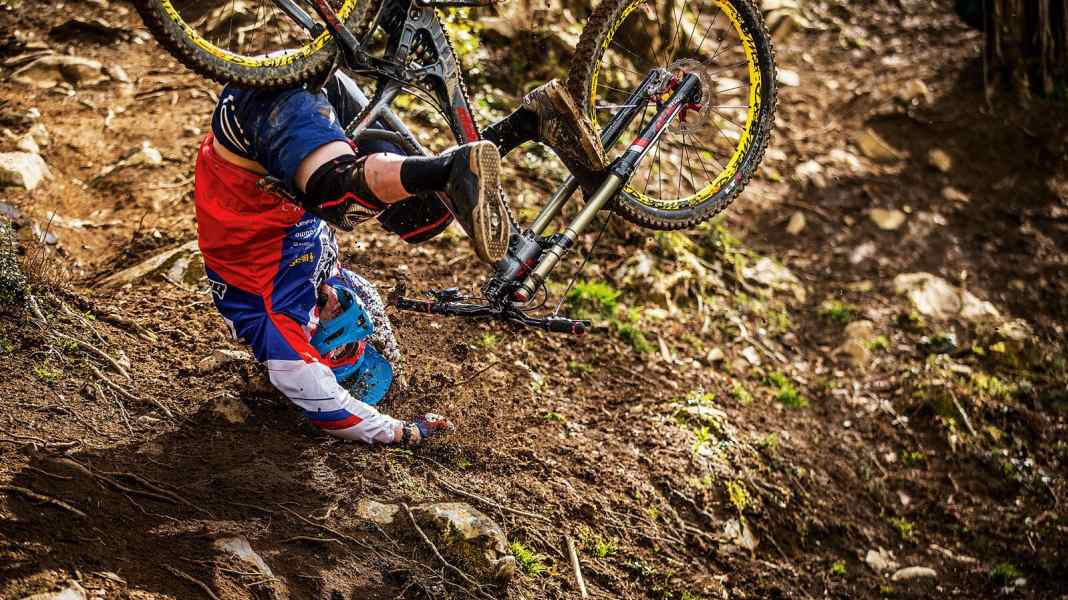 18 Enduro helmets in the TÜV crash test