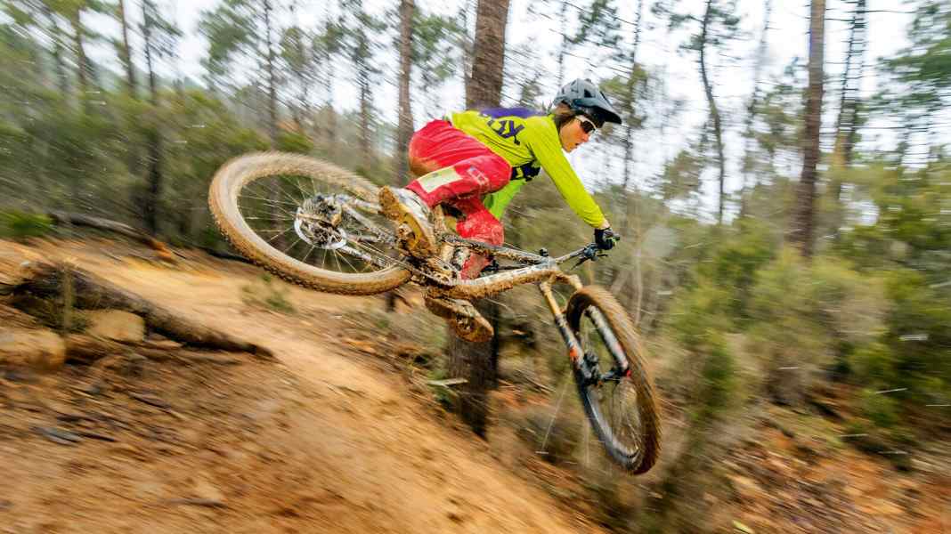 Stoss-Stangen: 9 Enduro-Gabeln im Vergleich