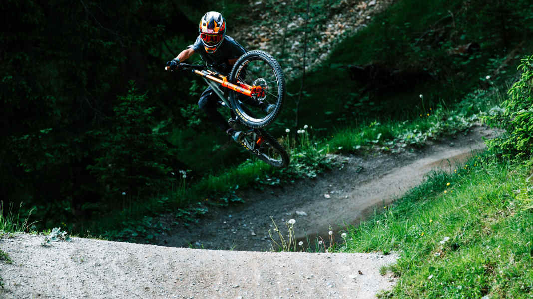 So lernst du 3 einfache Tricks im Bikepark