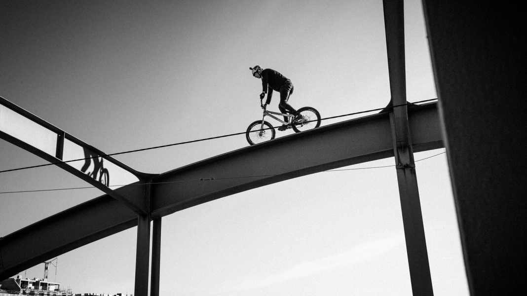 Action: Fabio Wibmer auf seinem Trial-Bike