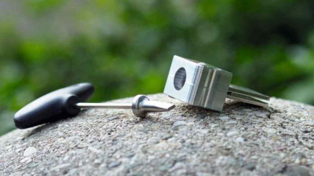 Replace brake pads: Goose Disc Tool
