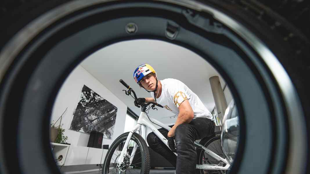 Video-Clip: Fabio Wibmer im Home Office