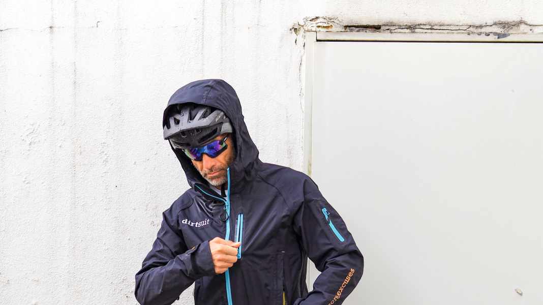 Wasserabweisender Schutzanzug von Dirtlej im Praxistest