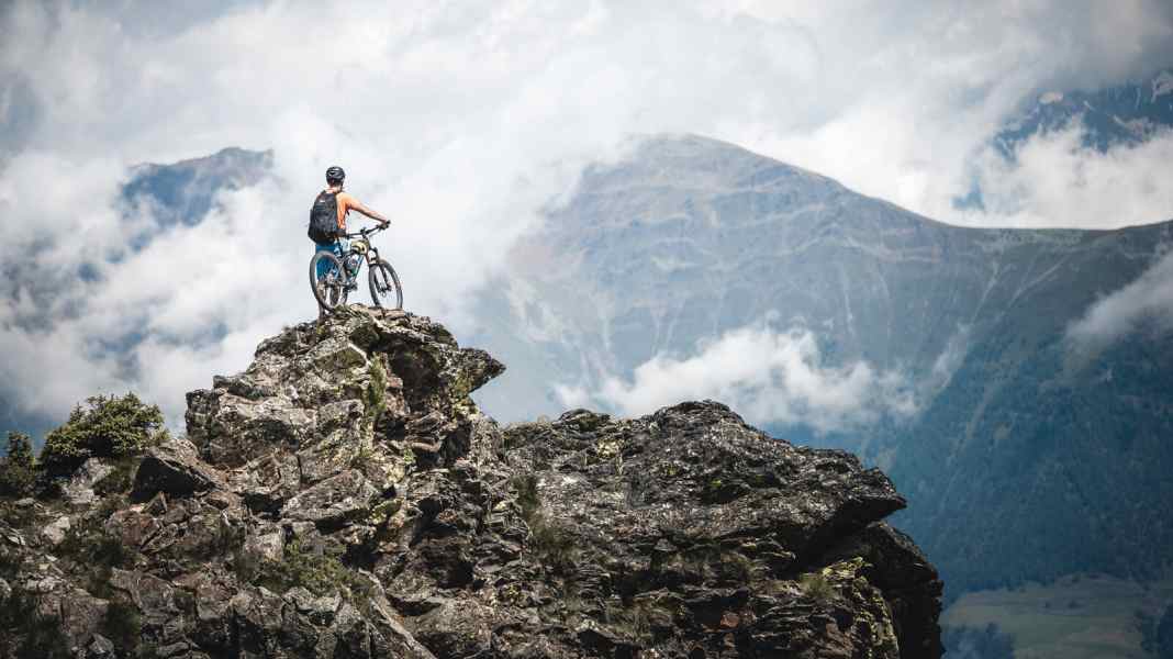 Anything goes! Mega-Transalp with lift and shuttle