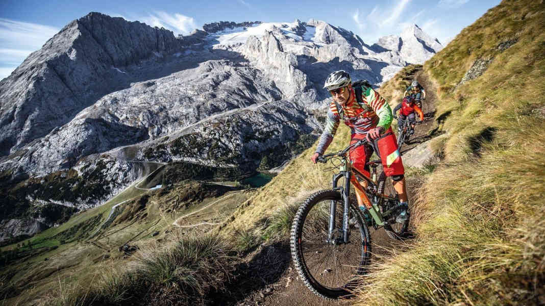 9 enduro bikes with 150 to 170 mm suspension travel in the test
